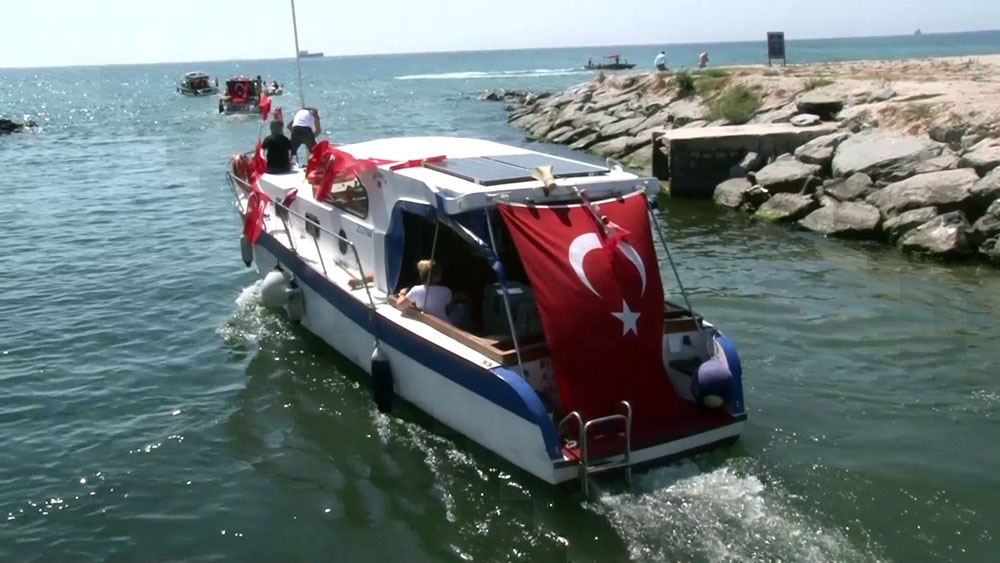 Balıkçı tekneleri Florya Atatürk Köşkü’nü selamladı