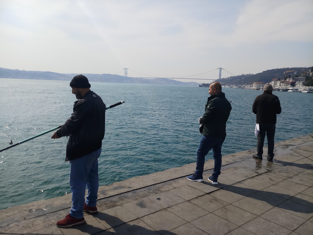 Balıkçılar öğle saatlerinde Arnavutköy sahiline akın etti