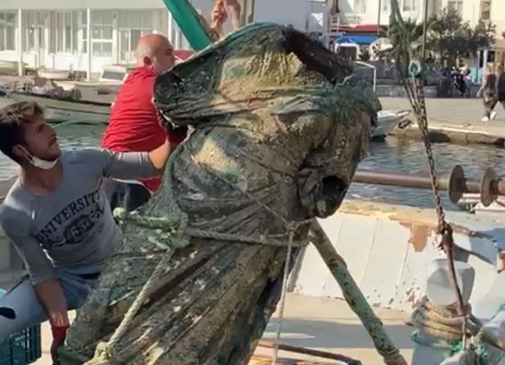 Balıkçıların ağına bu kez heykel takıldı