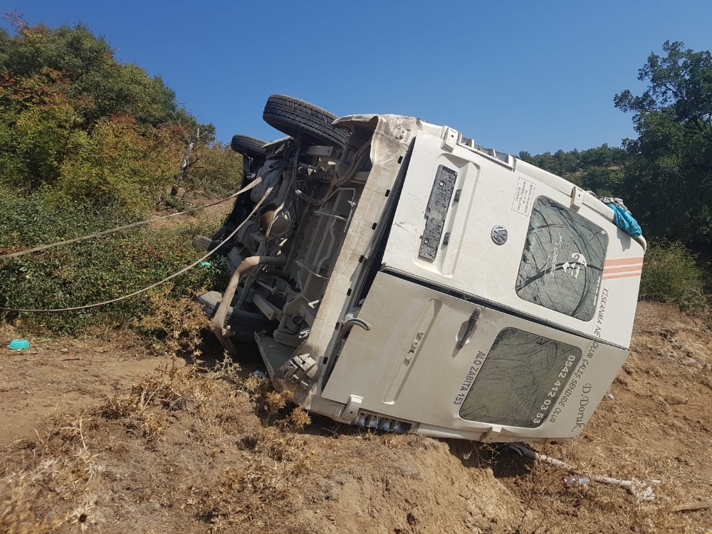 Balıkesir’de minibüs şarampole devrildi: 14 yaralı