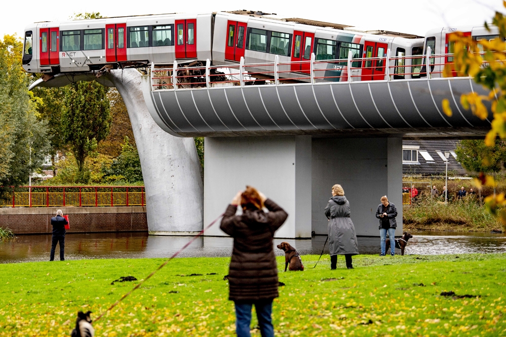 balina heykeline çarpan metro 10 metre yükseklikte asılı kaldı