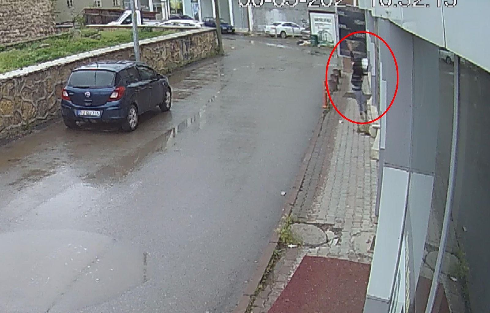 Balkondan sarkan çocuk 1. kattan kaldırıma düştü