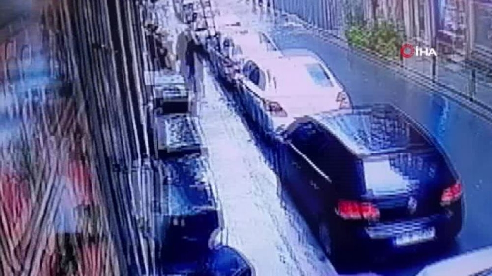 Balkondan sepetle sarkıtılan silahlarla saldırı: 2 yaralı