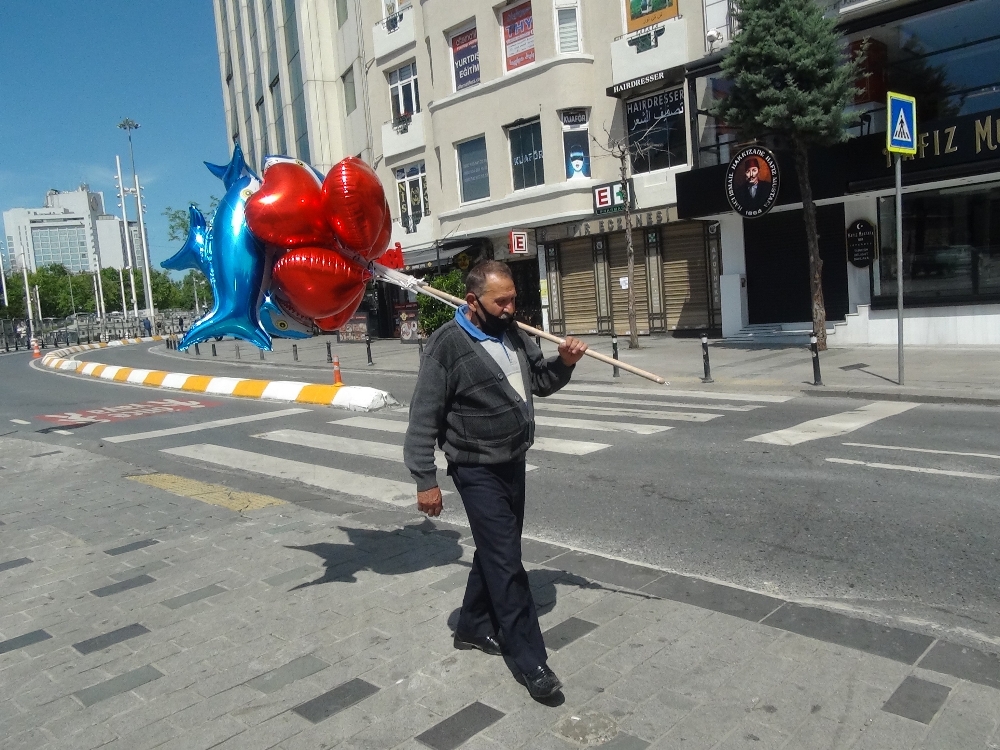 Balon satmak için sokağa çıkan 71 yaşındaki seyyar satıcı siftah yapamadan evine döndü
