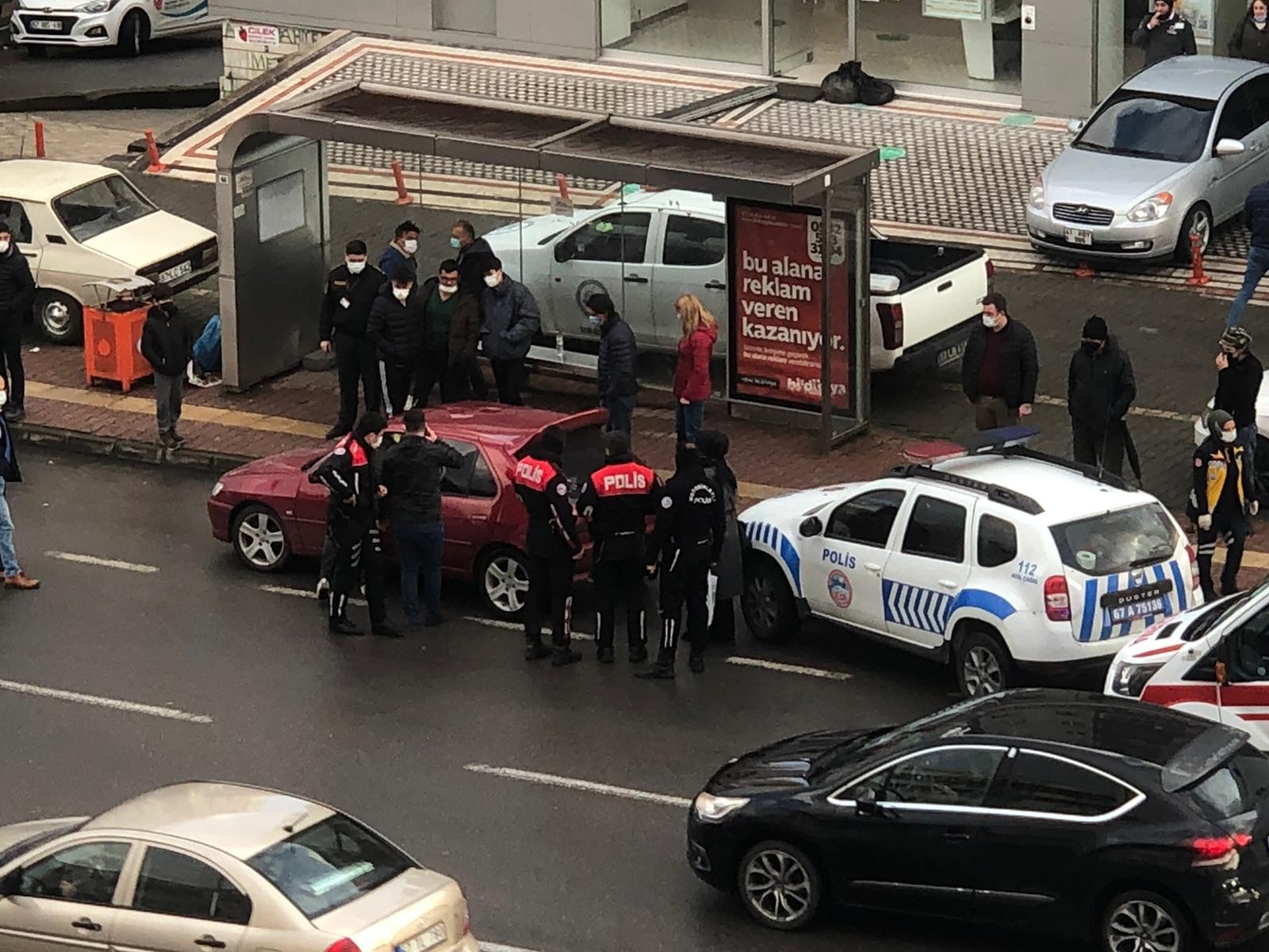 Baltayla önce otomobile ardından hamile kadına saldırdı
