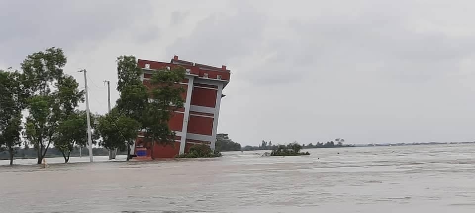 Bangladeş’te 3 katlı okul sel nedeni ile çöktü