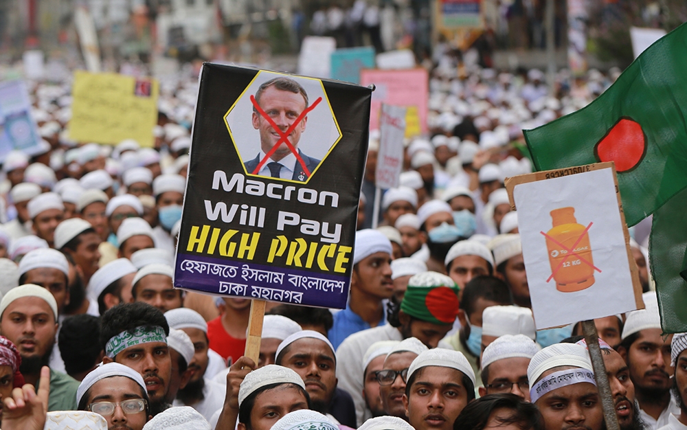 Bangladeş’te binlerce kişi Macron’a karşı sokaklara döküldü