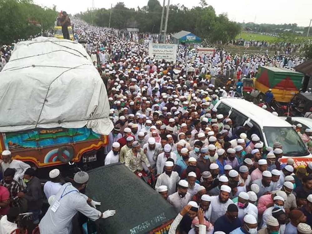 Bangladeş’te binlerce kişi salgına rağmen cenaze törenine katıldı