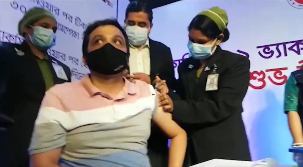 Bangladeş’te Covid-19 aşılaması başladı