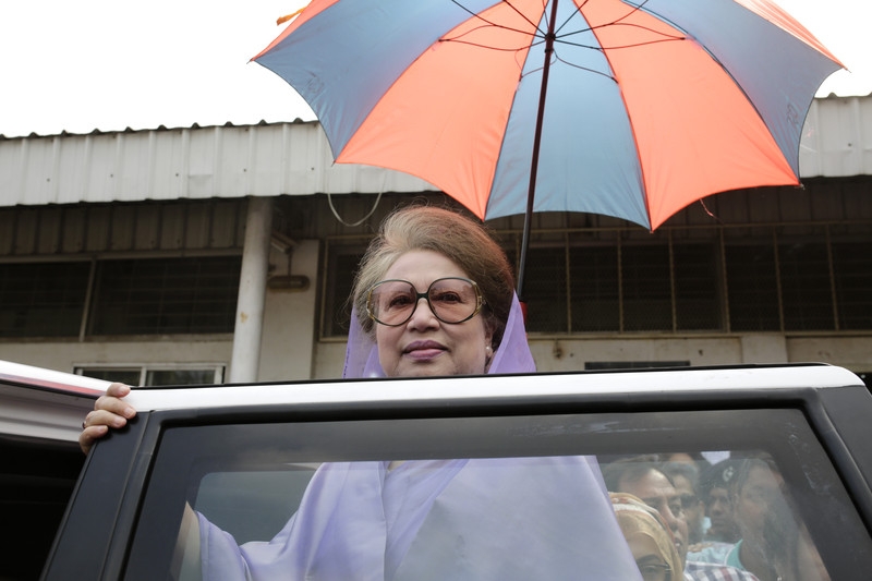 Bangladeş’te ev hapsindeki eski başbakan Covid-19’a yakalandı