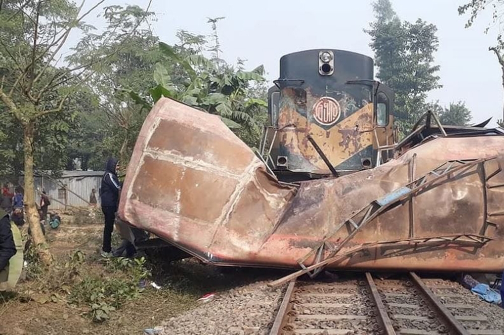 Bangladeş’te tren otobüse çarptı: 12 ölü, 5 yaralı