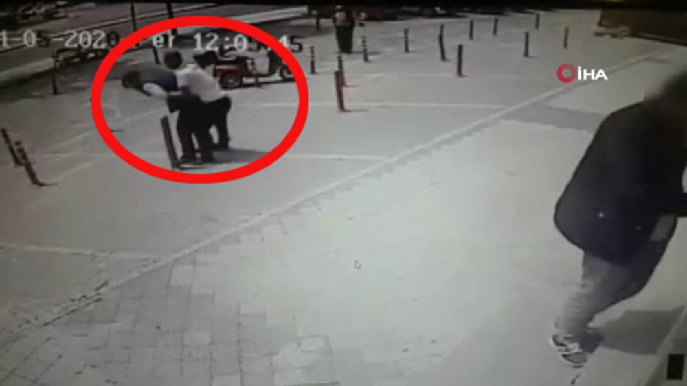 Banka çıkışında gasp kamerada