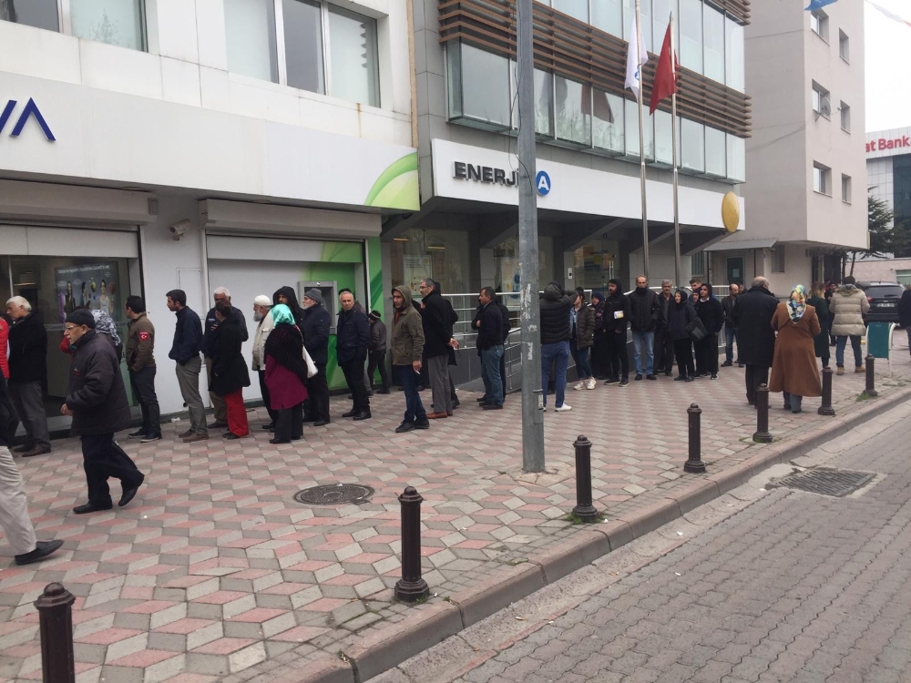 Banka önlerinde korona virüs kuyruğu