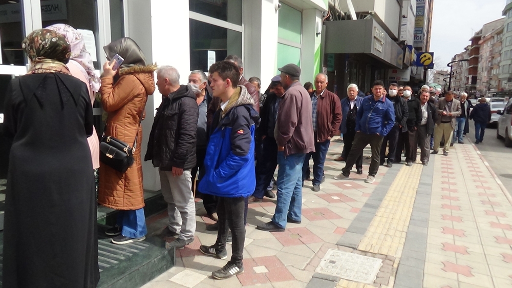 Banka önlerinde metrelerce kuyruk oluştu