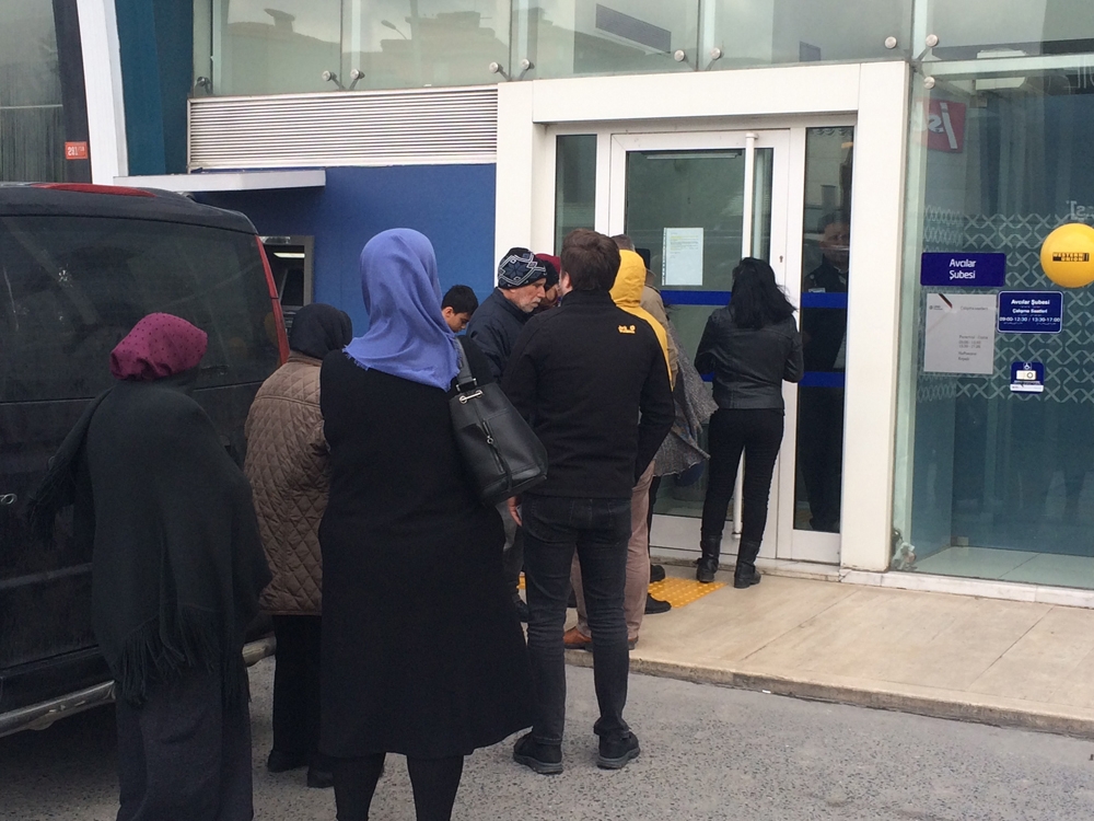 Bankalarda korona virüs kuyruğu