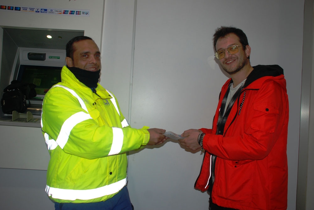 Bankamatikte bulduğu parayı sahibine teslim etti