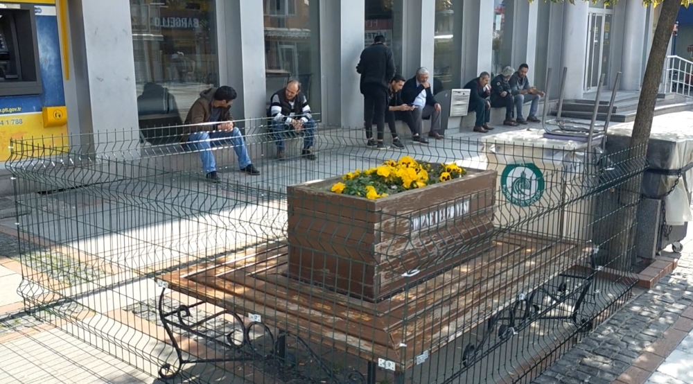 Banklara çekilen tel örgü bile yeterli olmadı
