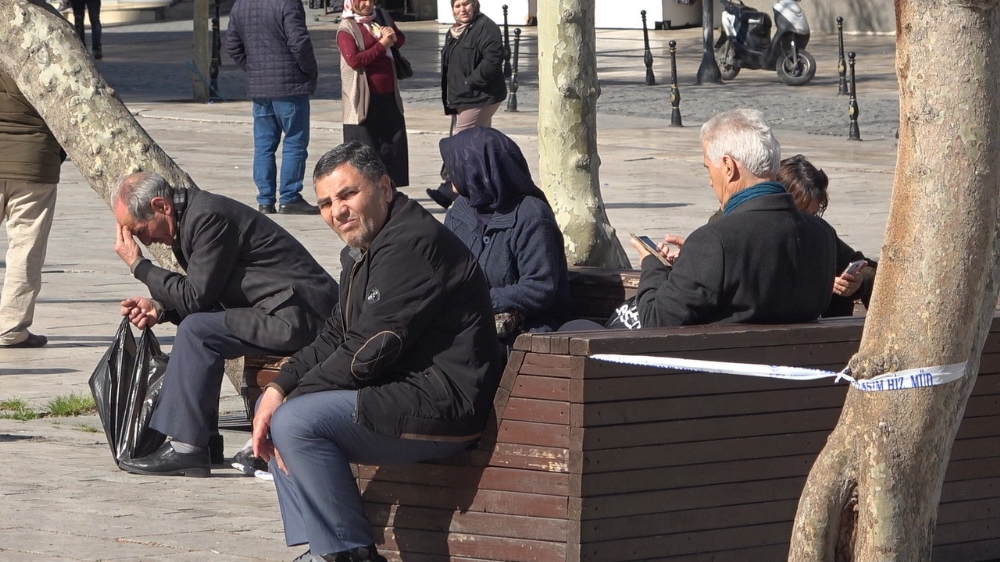Banklara oturan yaşlılara seyyar satıcıdan ‘Korona’ tepkisi