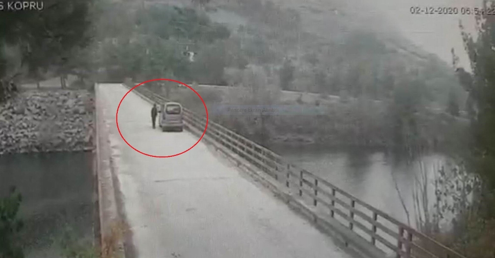 Baraj gölünde kaybolan kadının atlama anı kameraya yansıdı