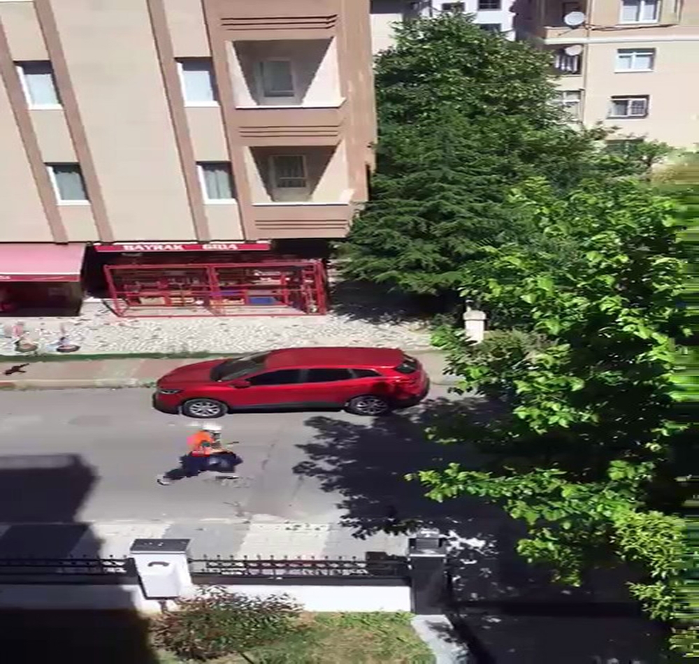 Baretli ve işçi yelekli silahlı saldırganın kaçma anı kamerada