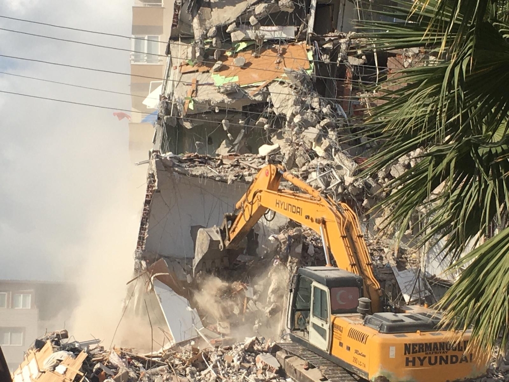 Barış Sitesi ve Cumhuriyet Sitesi’ndeki yıkımlar devam ediyor