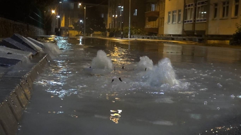 Bartın’da sağanak yağış etkili oldu, yollar dere yatağına döndü