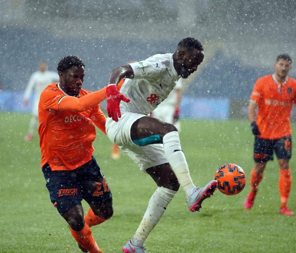Başakşehir - Sivasspor maçında yoğun kar yağışı