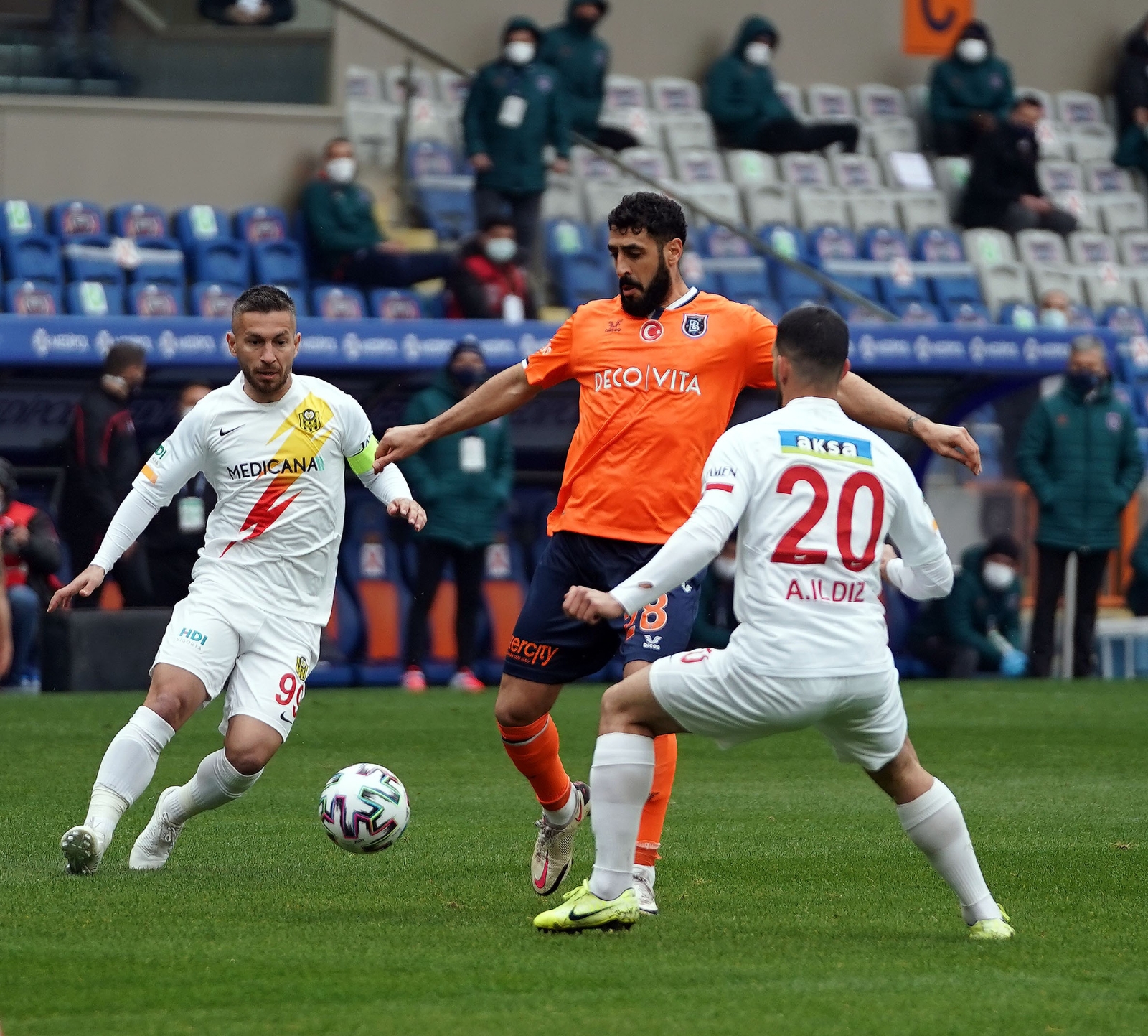 Başakşehir, evinde 7 maç sonra kazandı