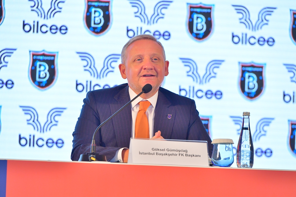 Başakşehir yeni sezon formalarını tanıttı