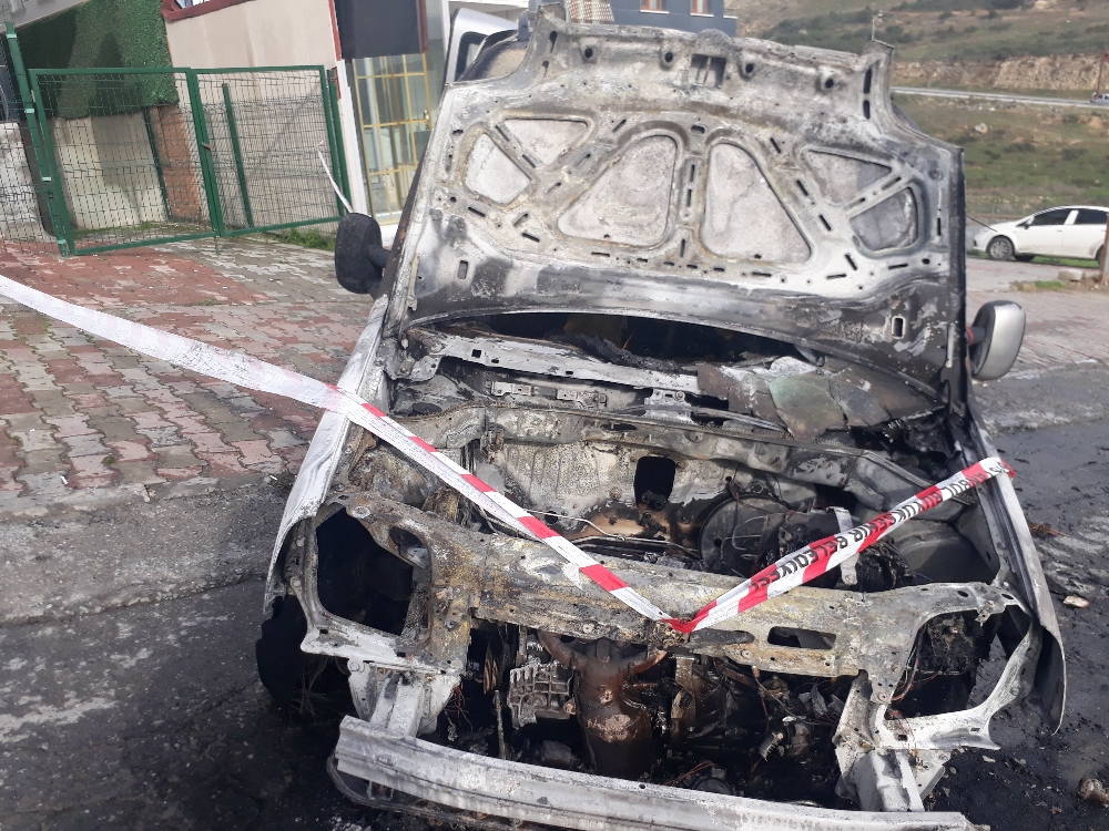 Başakşehir’de alevler içinde kalan araçtan son anda indi