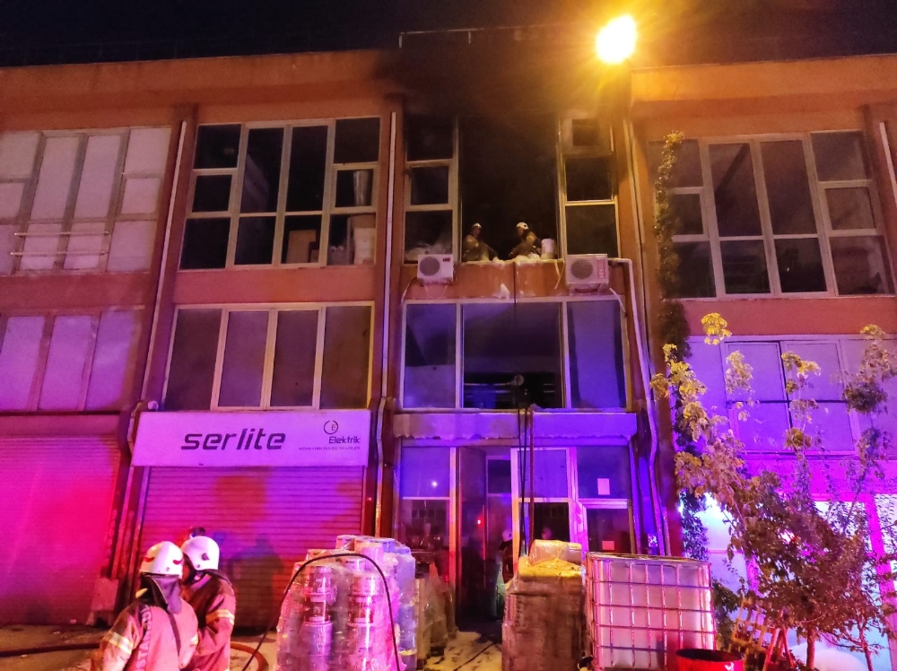 Başakşehir’de boya atölyesinde yangın