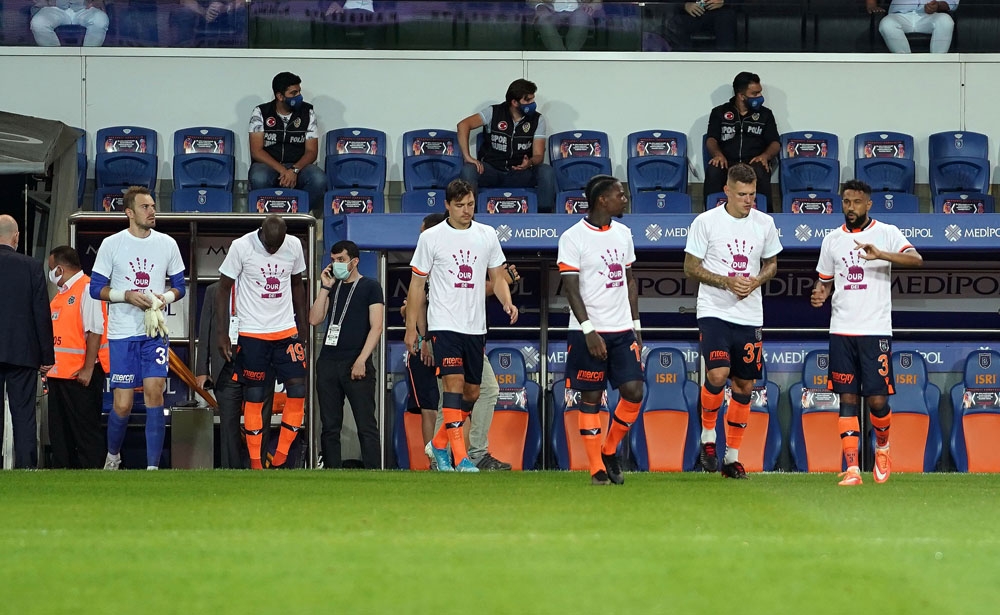 Başakşehir’de futbolcular sahaya ’Kadına şiddete dur de’ tişörtleriyle çıktı