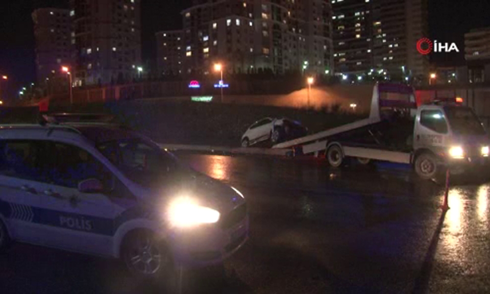 Başakşehir’de iki otomobil kafa kafaya çarpıştı: 8 yaralı