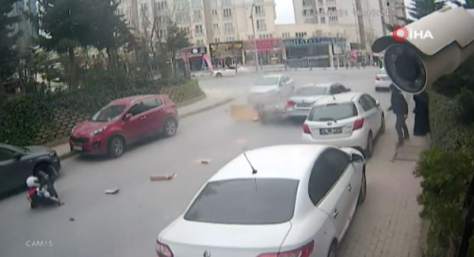 Başakşehir’de kurye ile otomobil çarpıştığı anlar kamerada