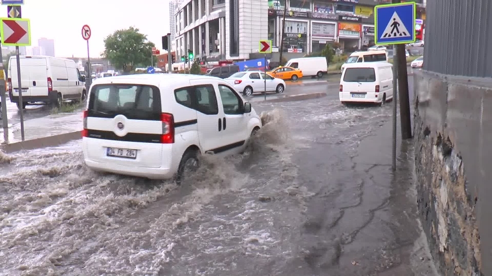 Başakşehir’de sağanak yağış etkili oluyor