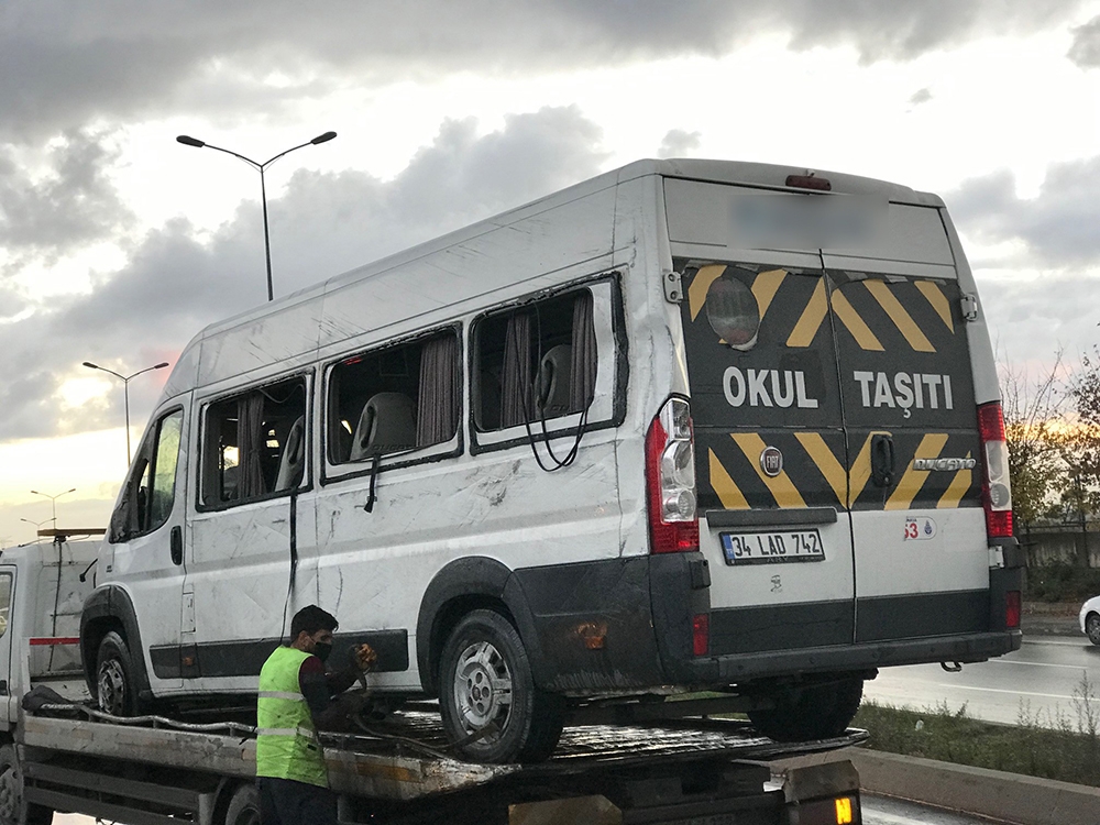 Başakşehir’de servis minibüsü devrildi: 14 yaralı