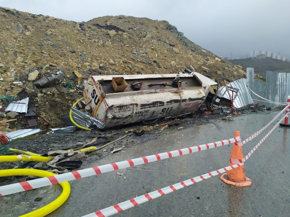 Başakşehir’de su tankeri devrildi: 1 yaralı
