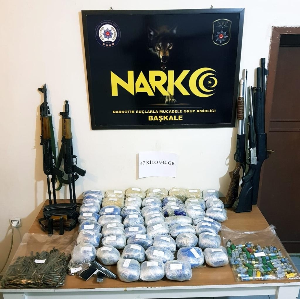 Başkale’de 47 kilo 944 gram afyon sakızı ile 2 adet AK-47 Kalaşnikof marka silah ele geçirildi