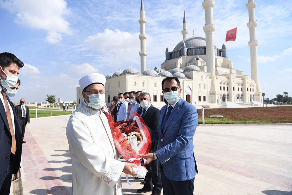 Başkan Erbaş, Lefkoşa’da Hala Sultan Cami Aile ve Gençlik Merkezinin açılışını yaptı