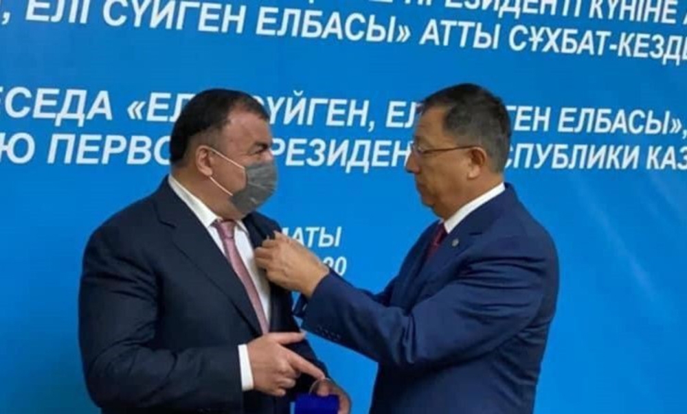 Başkan Kassanov’a milli birliğe destek madalyası