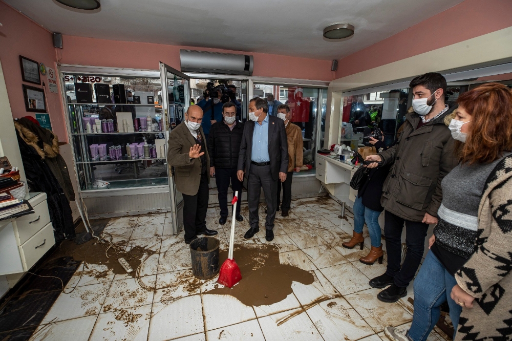 Başkan Soyer, selden zarar gören aileleri ve esnafı ziyaret etti