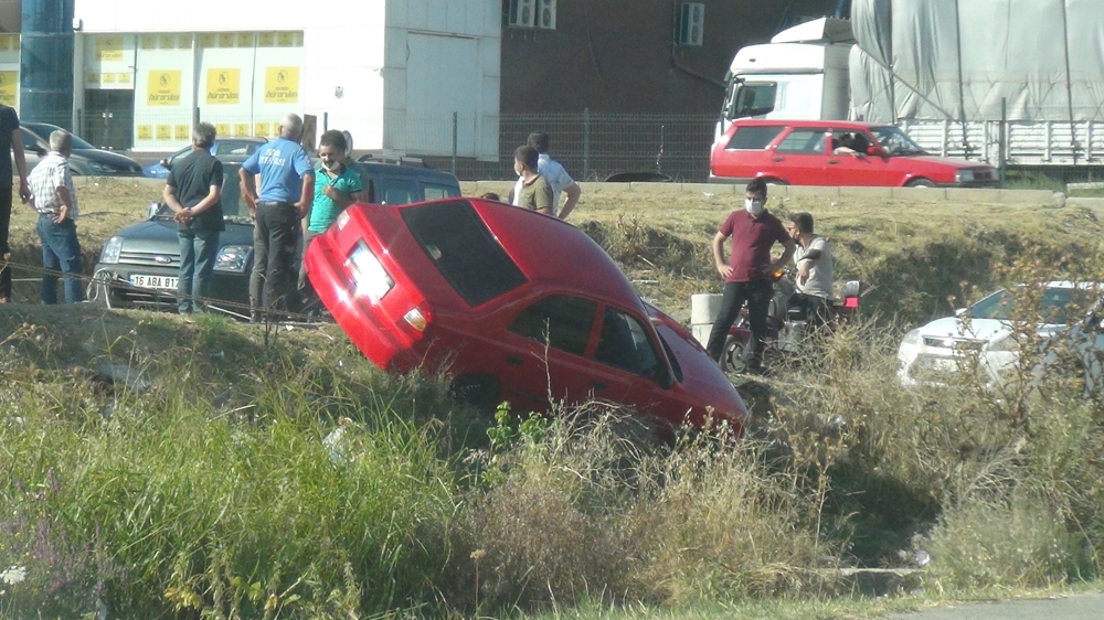 Başkasına yol vermek isterken dereye uçuyordu