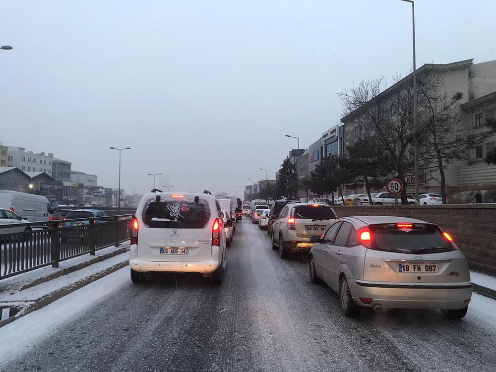 Başkent güne kar ile uyandı