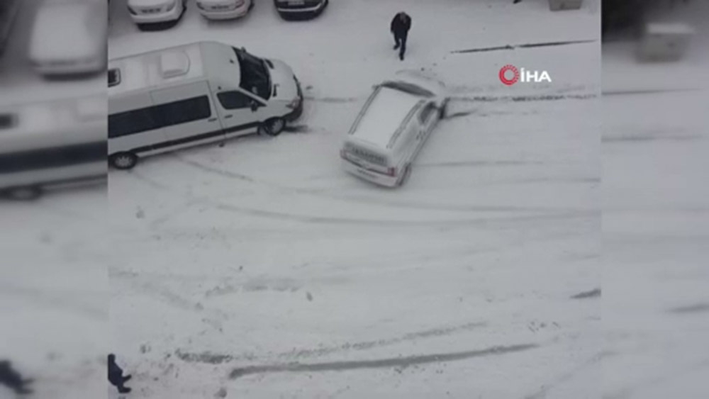 Başkent sokakları buz pistine döndü