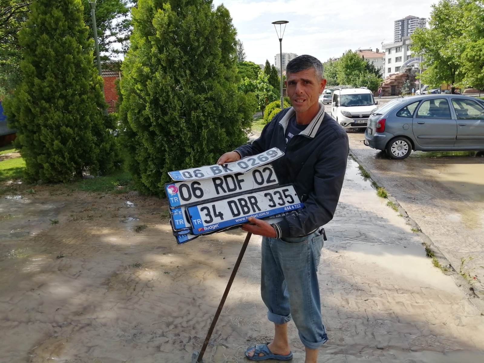 Başkent sokakları yağmur sonrası düşen plakalarla doldu