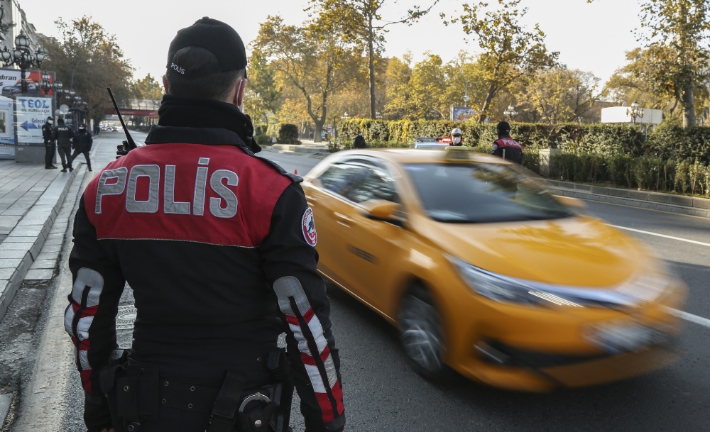 Başkent’e sokağa çıkma kısıtlamasında cadde ve sokaklar boş kaldı