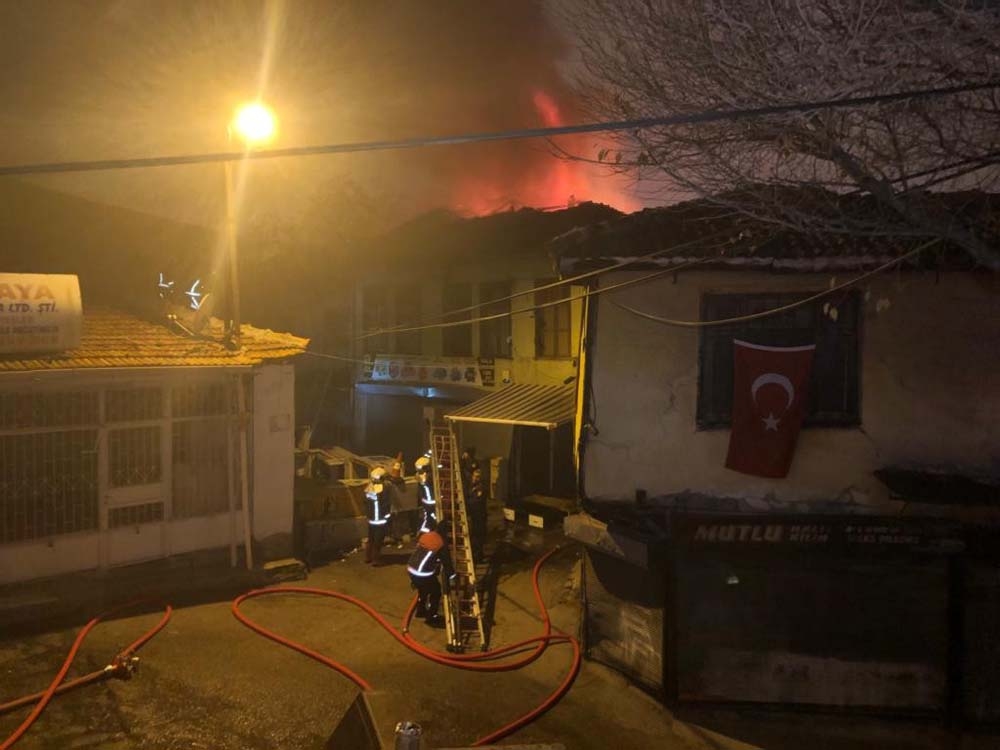Başkentte 2 Katlı İş Yeri Alevlere Teslim Oldu
