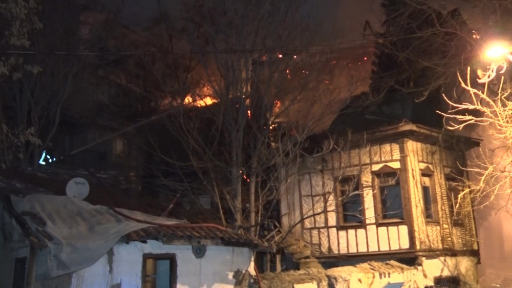 Başkent’te 2 konak yandı