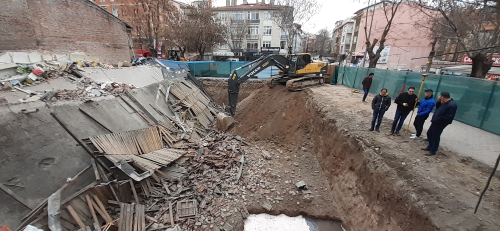 Başkent’te 3 kattı bina temel kazısı sırasında mı çöktü ?