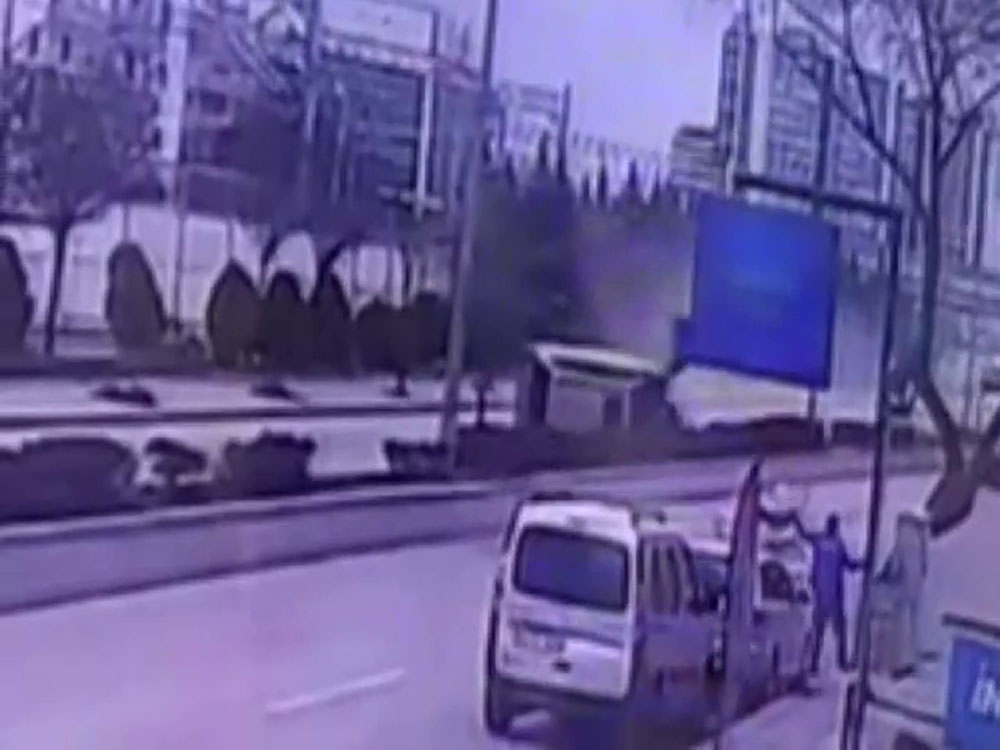 Başkentte 4 kişinin yaralandığı trafik kazası güvenlik kamerasına yansıdı